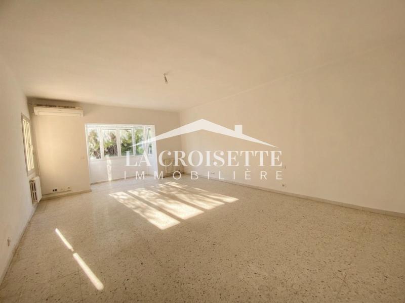 Etage de villa S+3 à La Marsa